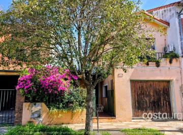 Casa · 175m² · 5 Ambientes · 1 Cochera · Casa en Martínez con Jardín y Pileta, 4 Dorm. y Playroom
