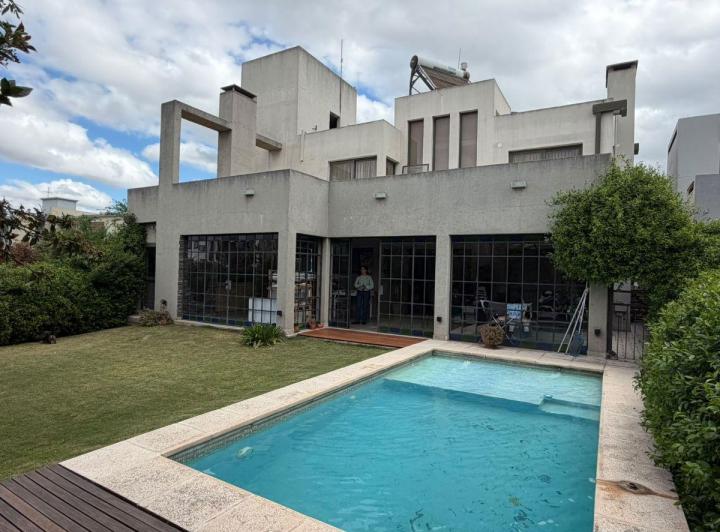 Casa · 300m² · 1 Ambiente · 2 Cocheras