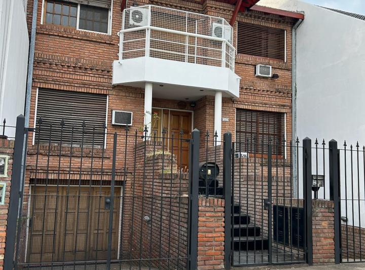 Casa · 200m² · 6 Ambientes · 2 Cocheras
