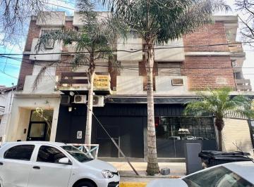 Departamento de 2 ambientes, Vicente López · La Lucila: Depto 2 Amb. con Gran Balcón a m de Av Libertador. Bajas Expensas. Pintado a Nuevo