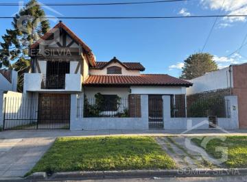 Casa · 183m² · 4 Ambientes · 2 Cocheras · Venta de Casa 4 Ambientes en Merlo