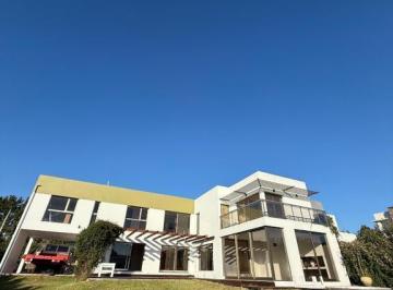 Casa · 350m² · 5 Ambientes · 2 Cocheras · Venta. Casa en Chacras Al Río Estancia Grande, Er.