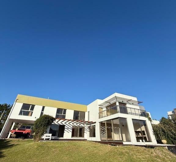 Casa · 350m² · 5 Ambientes · 2 Cocheras