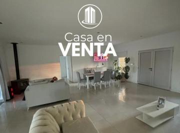 Casa · 230m² · 4 Ambientes · 1 Cochera · Vendo. Casa Ubicada Frente Al Hotel Azares del Ayuí. Concordia, Er.