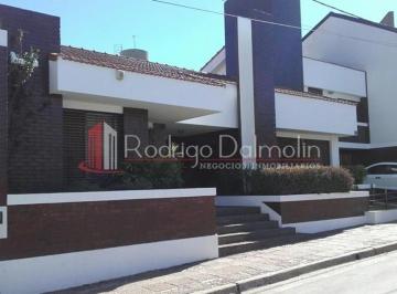 Casa · 280m² · 5 Ambientes · 3 Cocheras · Vendo. Casa en Calle 25 de Mayo 934/936. Concordia. Er