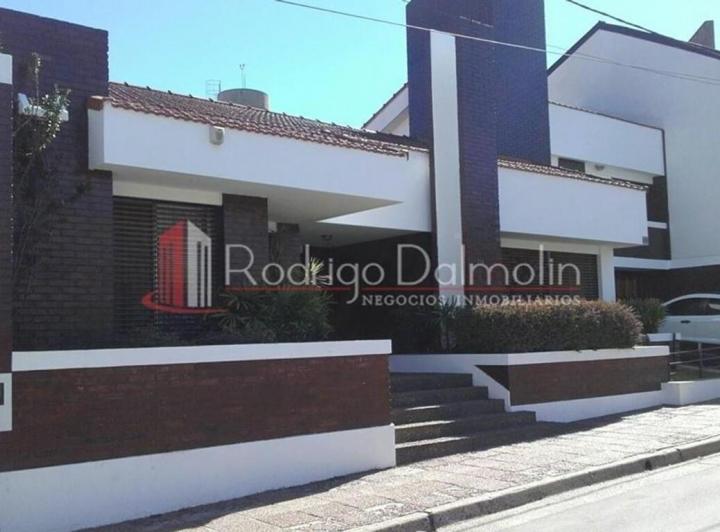 Casa · 280m² · 5 Ambientes · 3 Cocheras