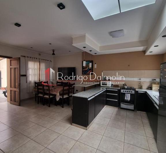 Casa · 200m² · 3 Ambientes · 1 Cochera