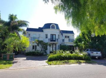 Casa · 550m² · 5 Dormitorios · 4 Cocheras · Importante Casa Al Agua y en Isla Chica!