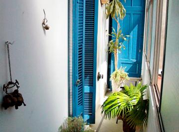 Galería muy luminosa, con cerramiento de aluminio, · PH 4 Amb. Alq. Flores 83 m² Doble Altura, Dormitorio en Suite, Cocina Reciclada
