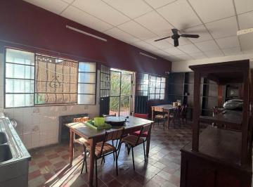 Casa · 140m² · 6 Ambientes · Casa de 2 Dorm. en Venta Sobre Av