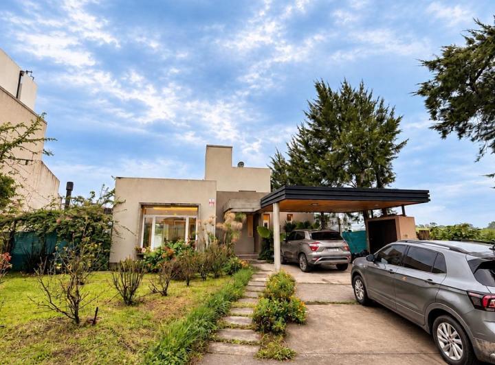 Casa · 221m² · 8 Ambientes · 2 Cocheras