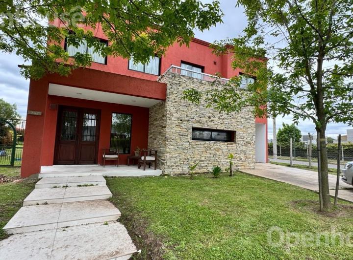 Casa · 198m² · 5 Ambientes · 2 Cocheras