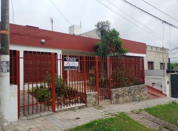 Casa · 150m² · 7 Ambientes · 1 Cochera · Colinas de V. Sarsfield - Fte a Plaza - a Reciclar