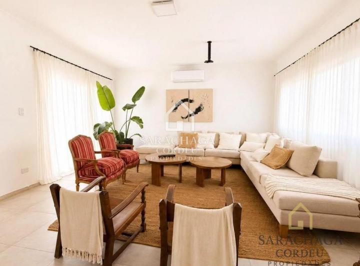 Casa · 243m² · 6 Ambientes · 2 Cocheras