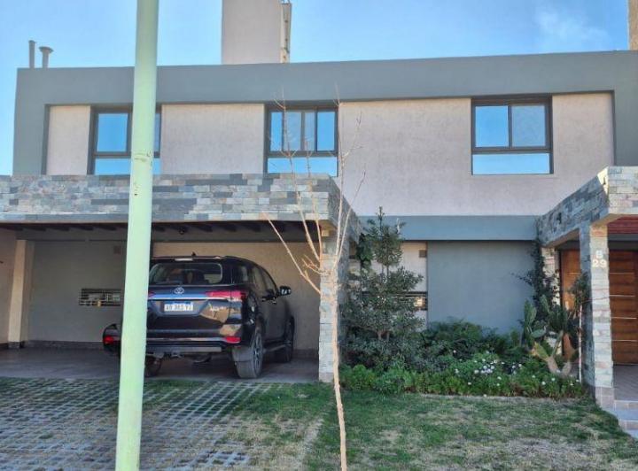 Casa · 320m² · 6 Ambientes · 3 Cocheras