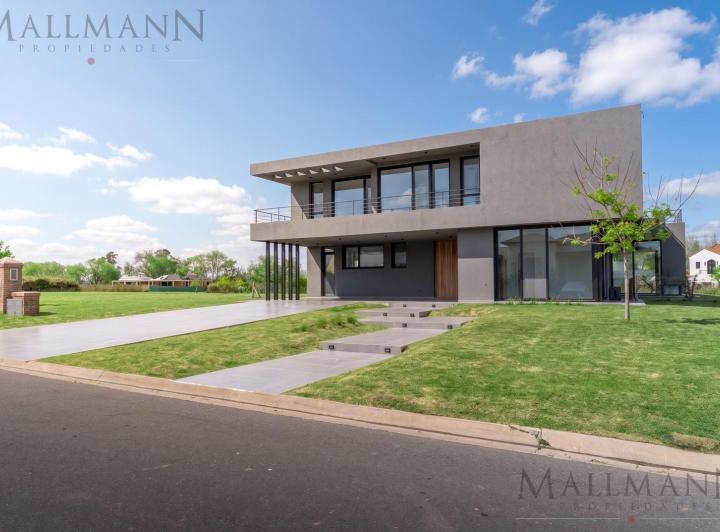 Casa · 397m² · 7 Ambientes · 4 Cocheras