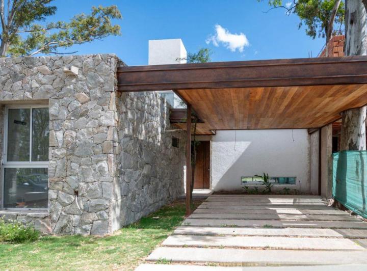 Casa · 140m² · 5 Ambientes · 2 Cocheras