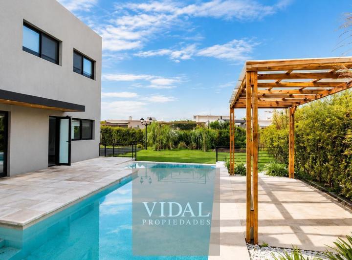 Casa · 275m² · 7 Ambientes · 2 Cocheras