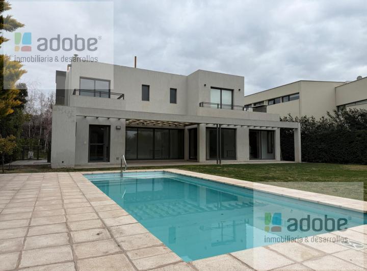 Casa · 280m² · 4 Dormitorios · 2 Cocheras