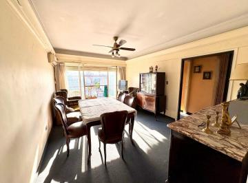 Departamento de 3 ambientes, Caballito · Semipiso en Piso Alto con Mucho Sol, Amplios Dorm. y Balcón