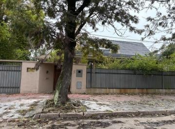 Casa · 490m² · 5 Dormitorios · 2 Cocheras · Casa en Alquiler Ideal Empresa con Ubicación Estratégica