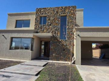 Casa de 5 ambientes, Maipú · Casa en Alquiler C/ Cochera en Maipú