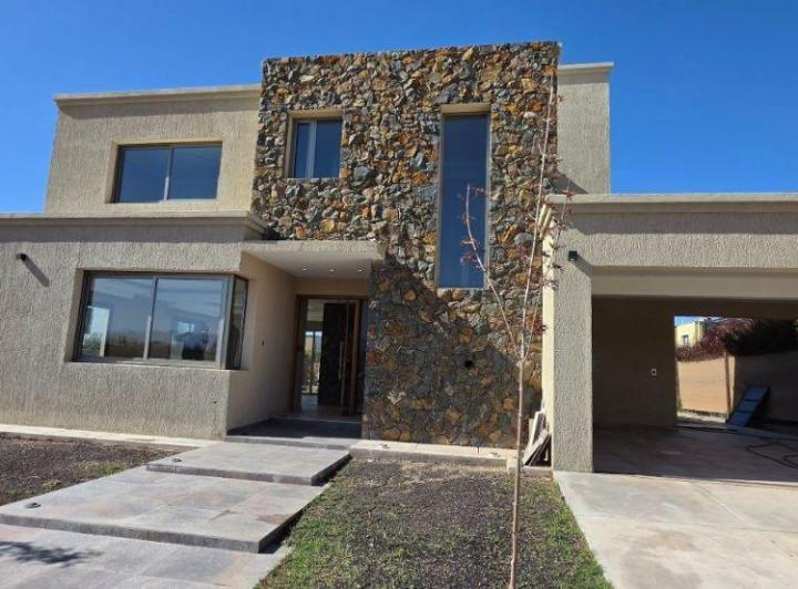 Casa · 203m² · 5 Ambientes · 1 Cochera