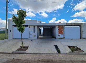Casa · 74m² · 2 Ambientes · 2 Cocheras · Venta Casa | 1 Habitacion | Barrio Corradi