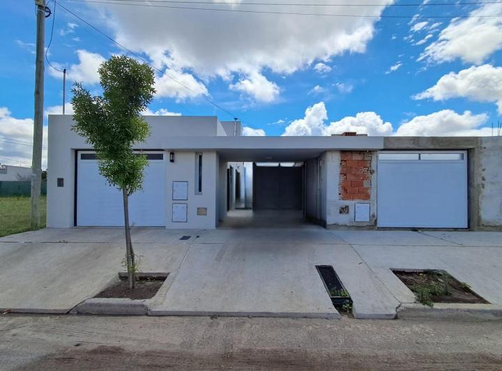 Casa · 74m² · 2 Ambientes · 2 Cocheras
