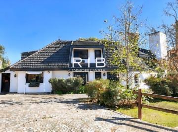 Casa de 5 ambientes, Pilar · Importante Propiedad Al Polo Sobre 2163 m²
