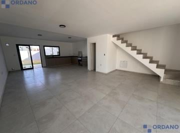 Casa · 146m² · 5 Ambientes · 2 Cocheras · Duplex a Estrenar en Docta Av