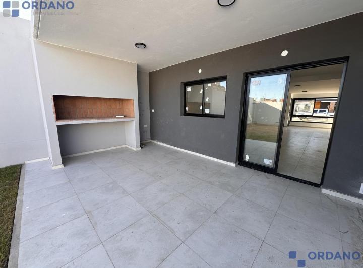 Casa · 145m² · 5 Ambientes · 2 Cocheras
