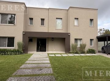 Casa · 250m² · 7 Ambientes · 4 Cocheras · Casa en Alquiler de Verano en El Encuentro