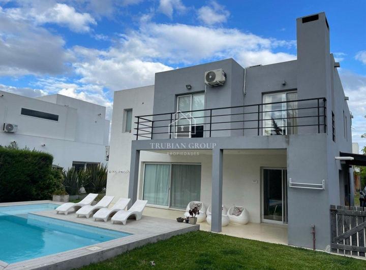 Casa · 220m² · 5 Ambientes · 2 Cocheras