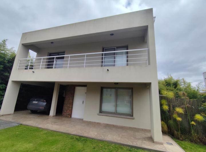 Casa · 170m² · 8 Ambientes · 1 Cochera