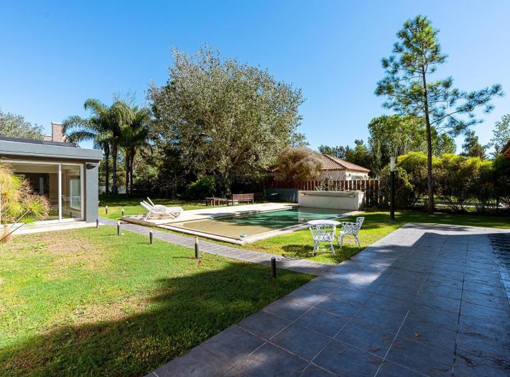 Casa · 405m² · 4 Ambientes · 2 Cocheras