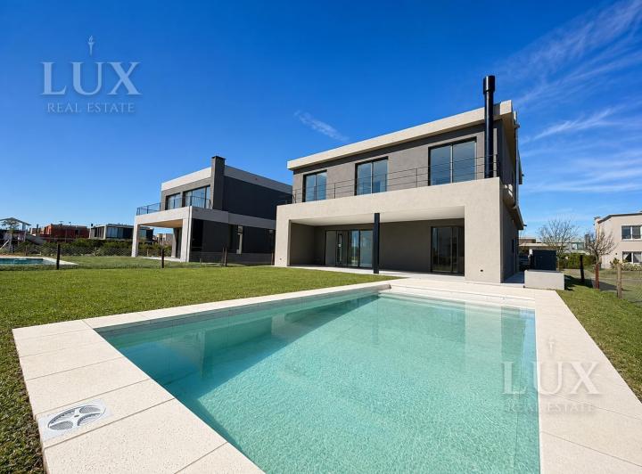 Casa · 235m² · 7 Ambientes · 3 Cocheras