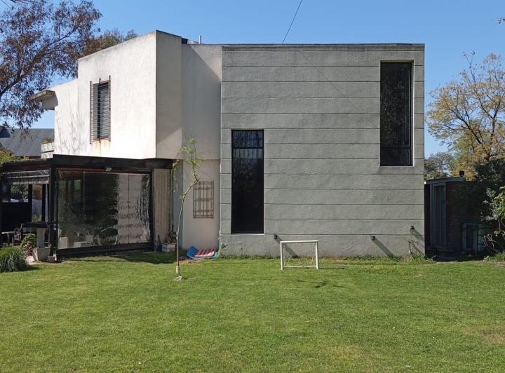 Casa · 200m² · 4 Ambientes · 2 Cocheras