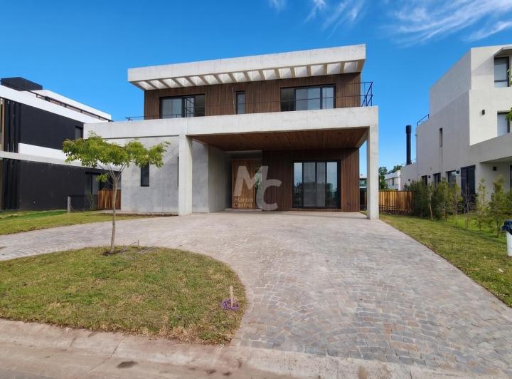 Casa · 463m² · 8 Ambientes · 2 Cocheras