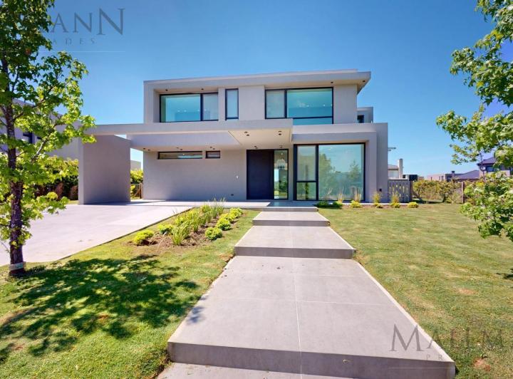 Casa · 353m² · 6 Ambientes · 2 Cocheras