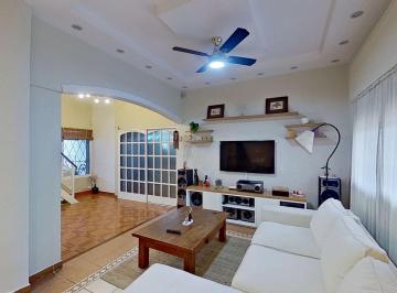 Casa · 100m² · 5 Ambientes · 1 Cochera · Casa 5amb a La Venta en Lomas del Mirador