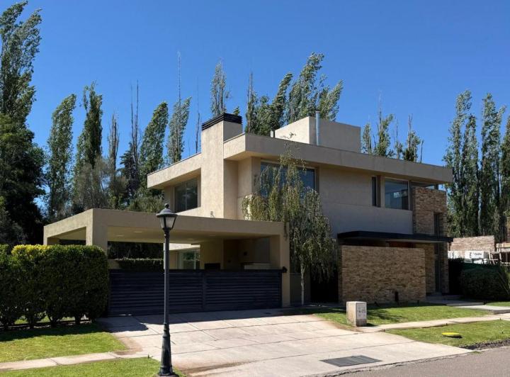 Casa · 210m² · 6 Ambientes · 2 Cocheras