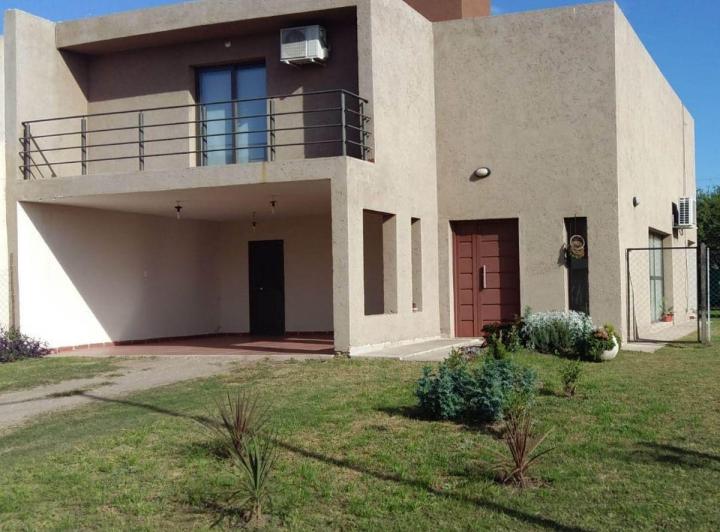 Casa · 250m² · 6 Ambientes · 2 Cocheras