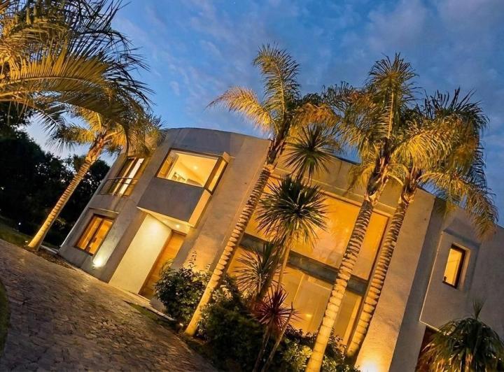 Casa · 450m² · 12 Ambientes · 4 Cocheras