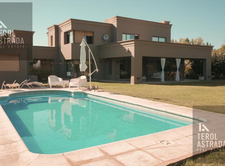 Casa · 453m² · 4 Ambientes · 2 Cocheras