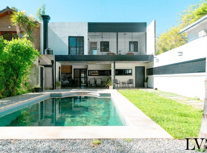 Casa · 157m² · 6 Ambientes · 2 Cocheras