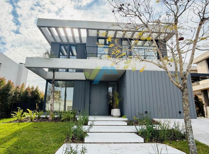 Casa · 270m² · 5 Ambientes · 2 Cocheras