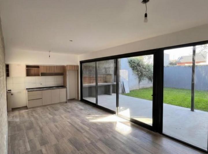Casa · 250m² · 2 Ambientes · 2 Cocheras