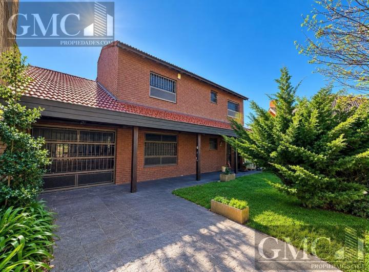 Casa · 520m² · 4 Ambientes · 1 Cochera