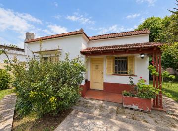 Casa · 96m² · 3 Ambientes · 1 Cochera · Casa de 3 Ambientes en Venta L. Guillon con Jardin